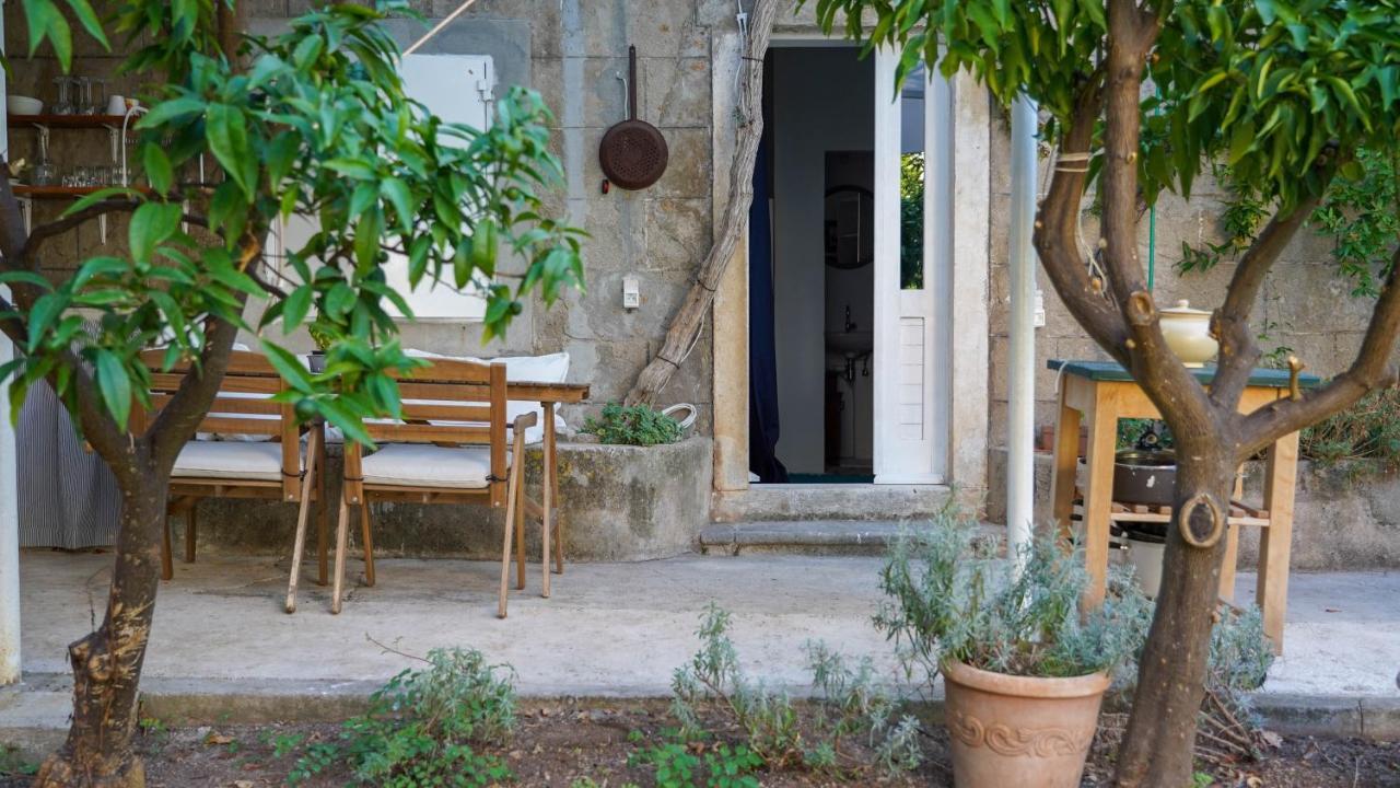 Charming Two-Bed Apartment Orange Garden Sutivan Exterior foto