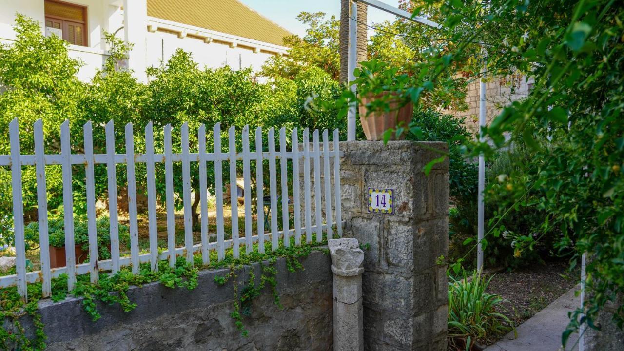 Charming Two-Bed Apartment Orange Garden Sutivan Exterior foto
